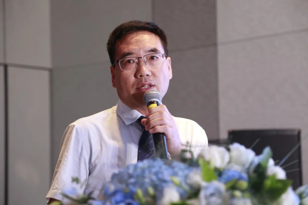 眼科医院业务院长徐庆斋对宝鸡爱尔眼科全飞秒屈光近视手术进行介绍并