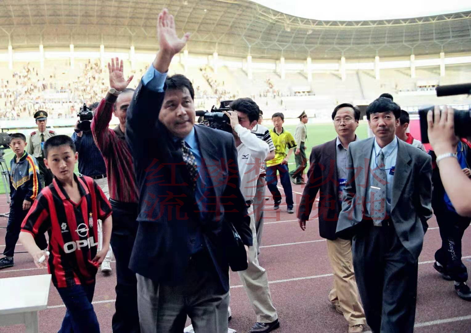 大连足球史上今天99年足协杯万达vs厦门ac米兰球迷抢镜迟尚斌