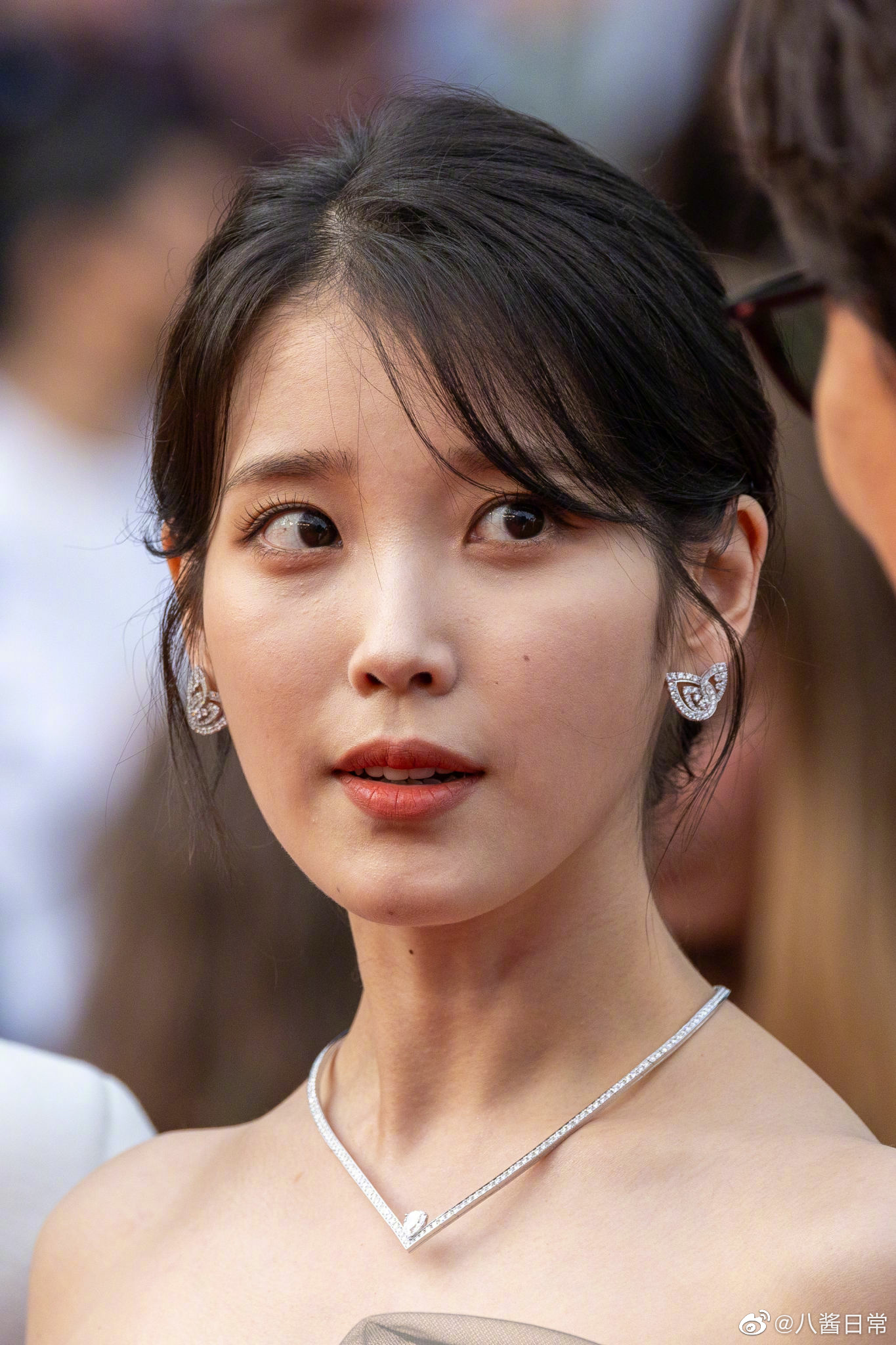 iu李知恩亮相新片掮客戛纳首映红毯