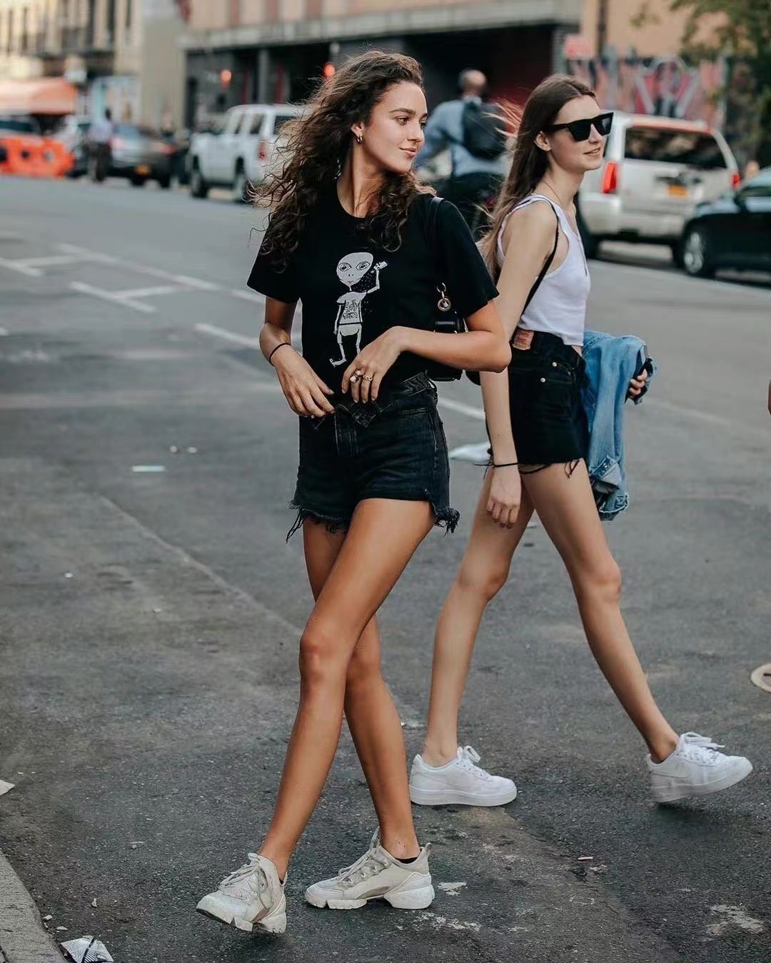 美国街拍常用的单品所以看了美国街拍发现:外国女孩穿得并没有很"怪异