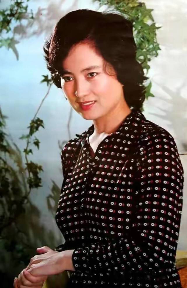 张金玲不愧是北影金花年轻时蓬勃动人老了也依旧风韵犹存