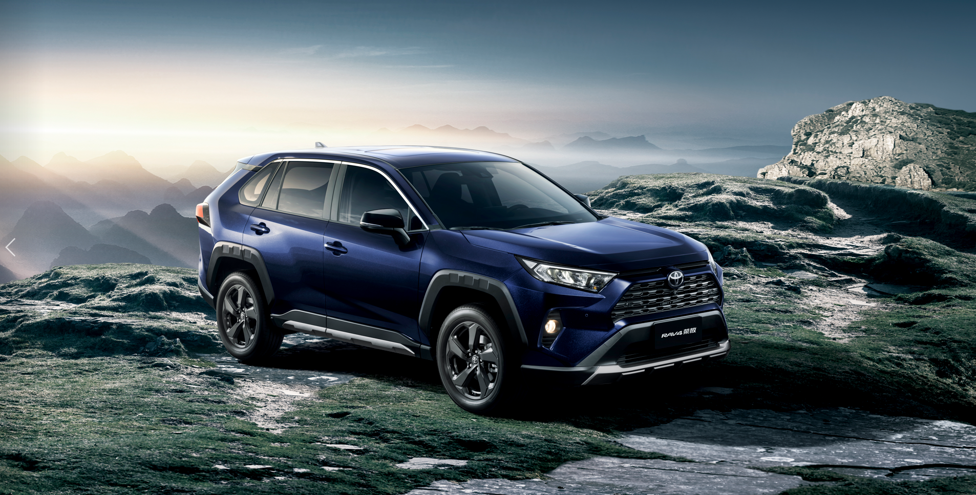 2022款丰田rav4荣放上市1758万元起售提供两款动力总成