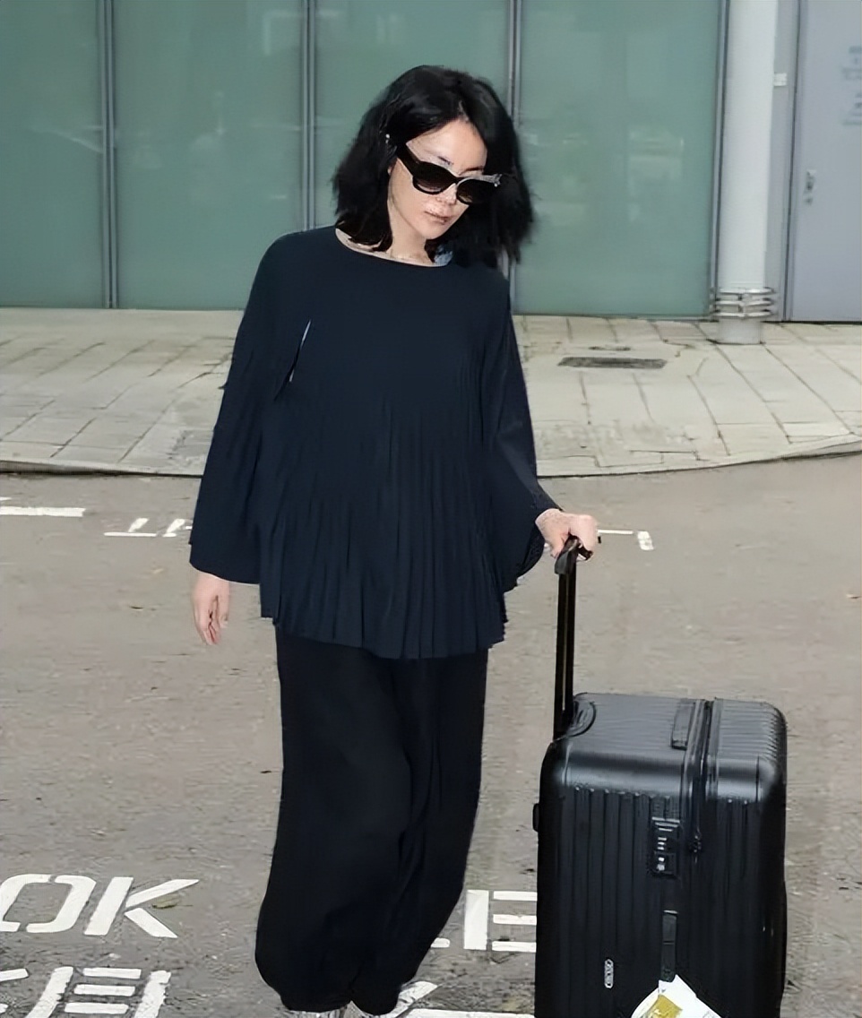 只搭配基本的白色或黑色单品穿感觉太普通了,为了展现出更时尚的感觉