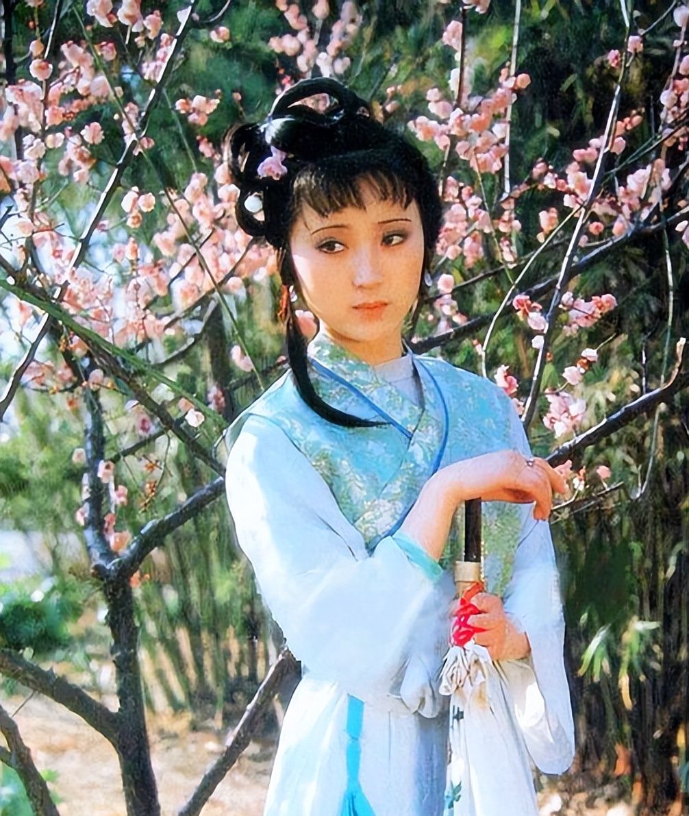 同样是演黛玉葬花把陈晓旭与蒋梦婕放在一起差距一目了然