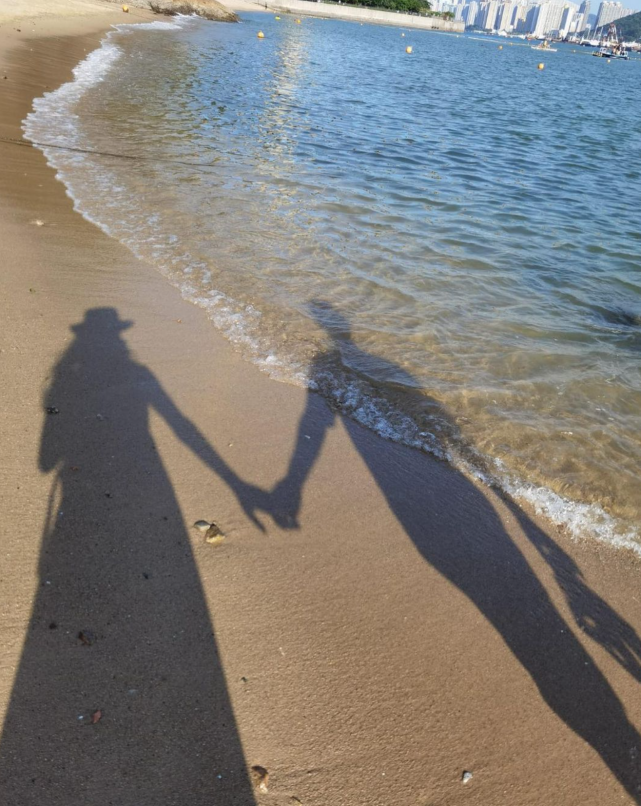 tvb女艺人杨卓娜女儿越长越漂亮 与老公牵手逛沙滩晒恩爱影子照