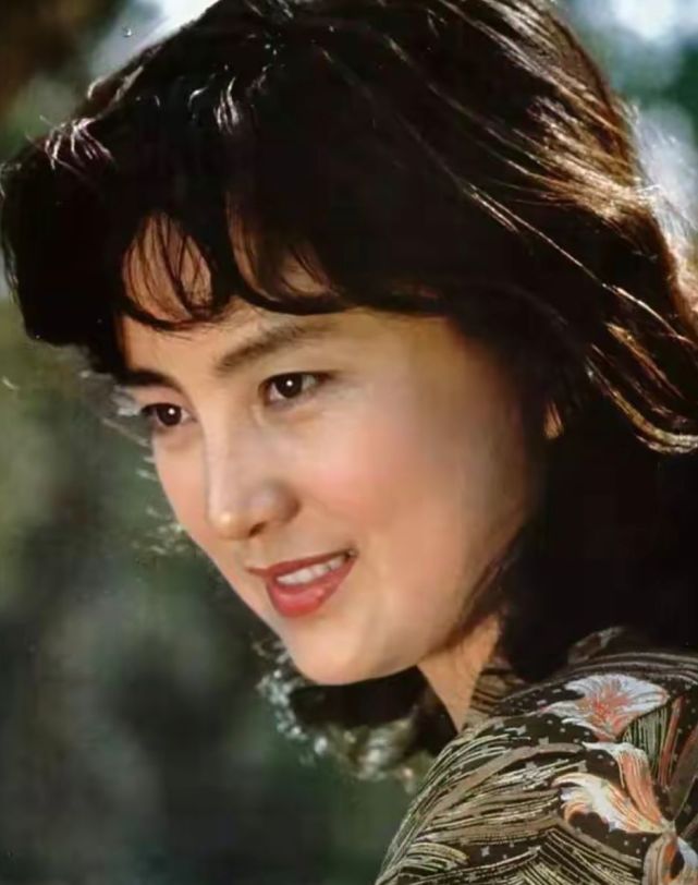 张金玲不愧是北影金花年轻时蓬勃动人老了也依旧风韵犹存