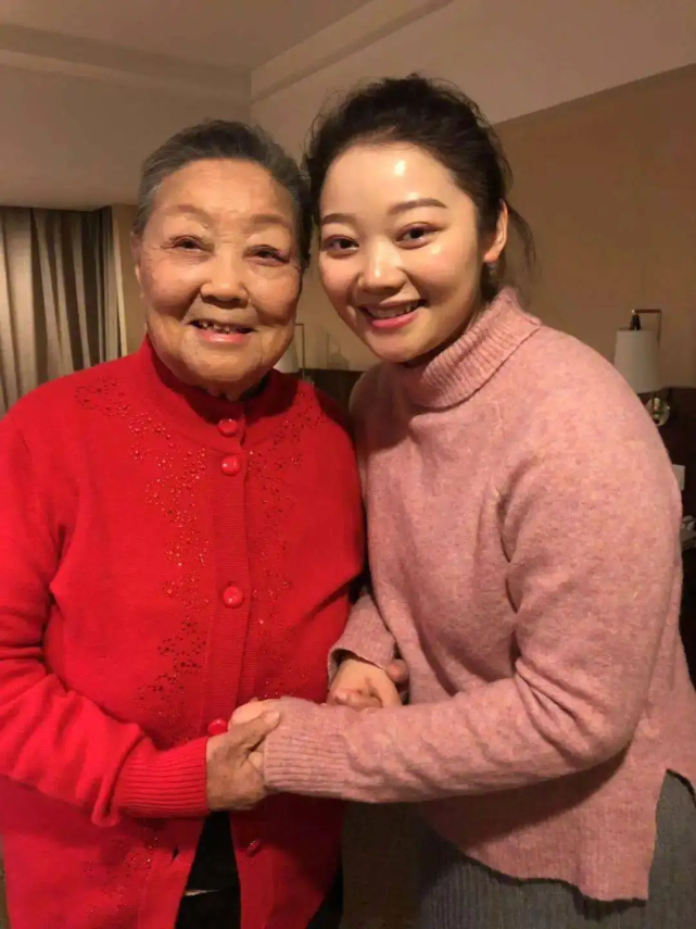 马金凤追悼会低调举行灵堂布置简洁遗照旁摆放菊花与生前倩影