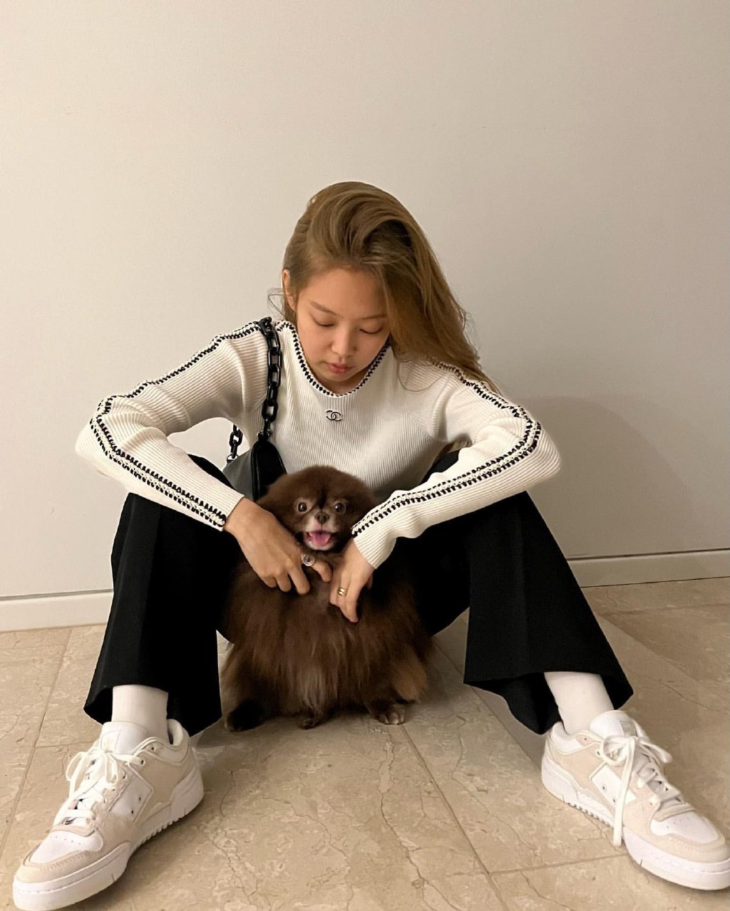 与防弹V约会传言后,素颜的Blackpink Jennie,一幅平静慵懒表情休闲区蓝鸢梦想 - Www.slyday.coM 与防弹V约会传言后,素颜的Blackpink Jennie,一幅平静慵懒表情休闲区蓝鸢梦想 - Www.slyday.coM