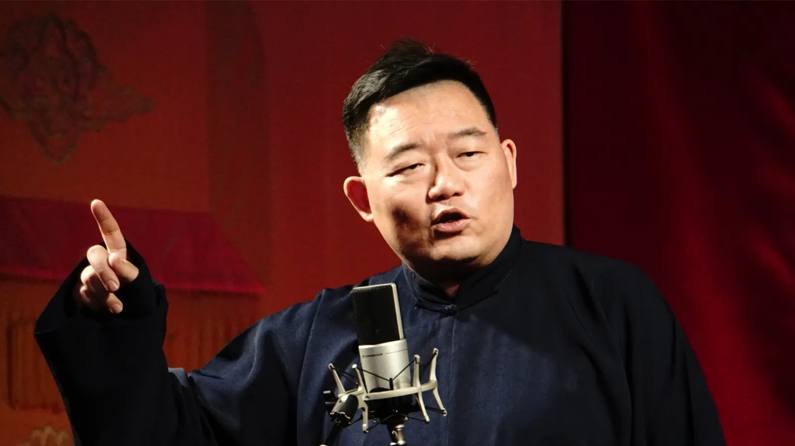 德云社演员翻车郑好陶醉于小视频却忘了自己中门大开