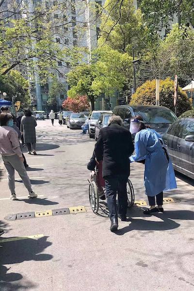 上海好邻居｜突发心脏病、不慎摔倒、配药难……这个小区居民有一群热心“亲人”护佑生活安全安心休闲区蓝鸢梦想 - Www.slyday.coM