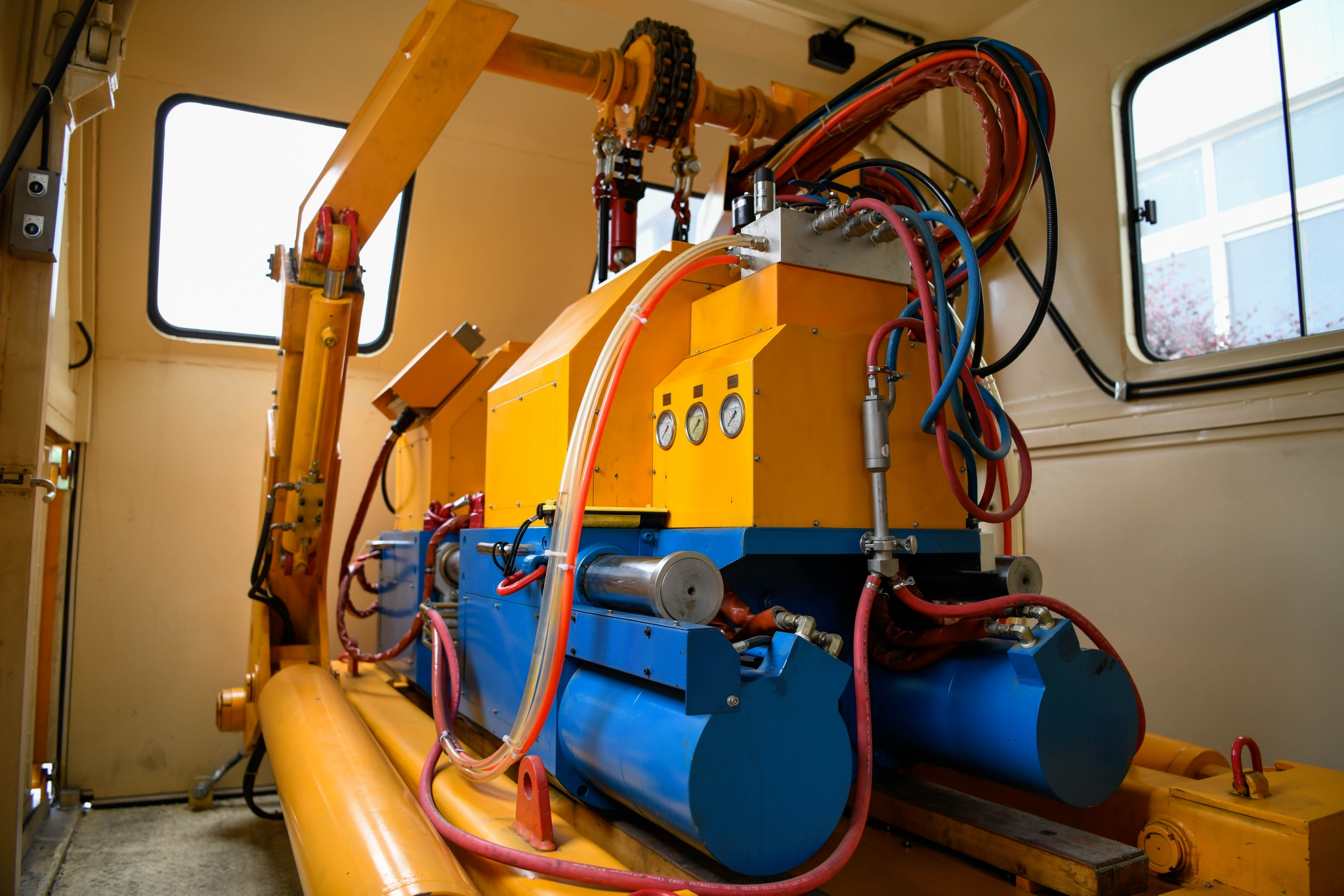 5月27日拍摄的yhgq—1200型数控式气压焊轨车上装载的gpw—1200型气压