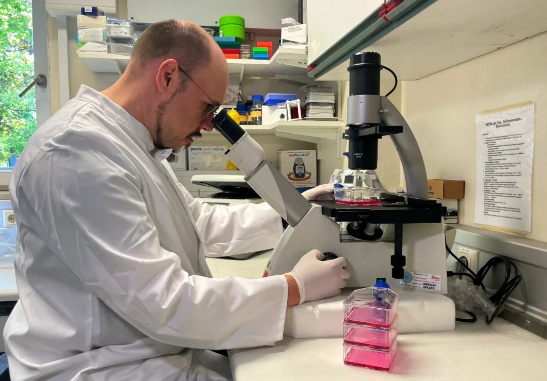 ▲当地时间 2022 年 5 月 20 日，德国慕尼黑，德国发现猴痘病例 后，医生Roman Woelfel在实验室对病毒进行研究。图/IC photo