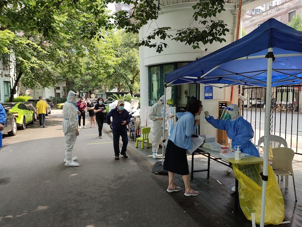 上海好邻居｜突发心脏病、不慎摔倒、配药难……这个小区居民有一群热心“亲人”护佑生活安全安心休闲区蓝鸢梦想 - Www.slyday.coM