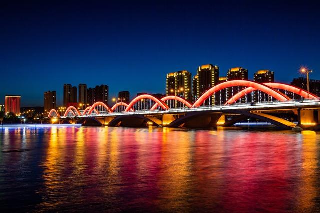 山西太原漪汾桥夜景绚丽