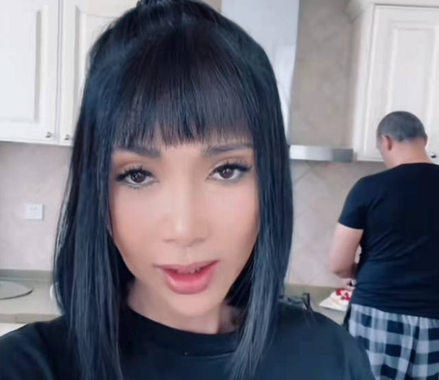 照片中,56岁的张咪身穿黑色上衣,头上扎了一个小辫,显得相当年轻.