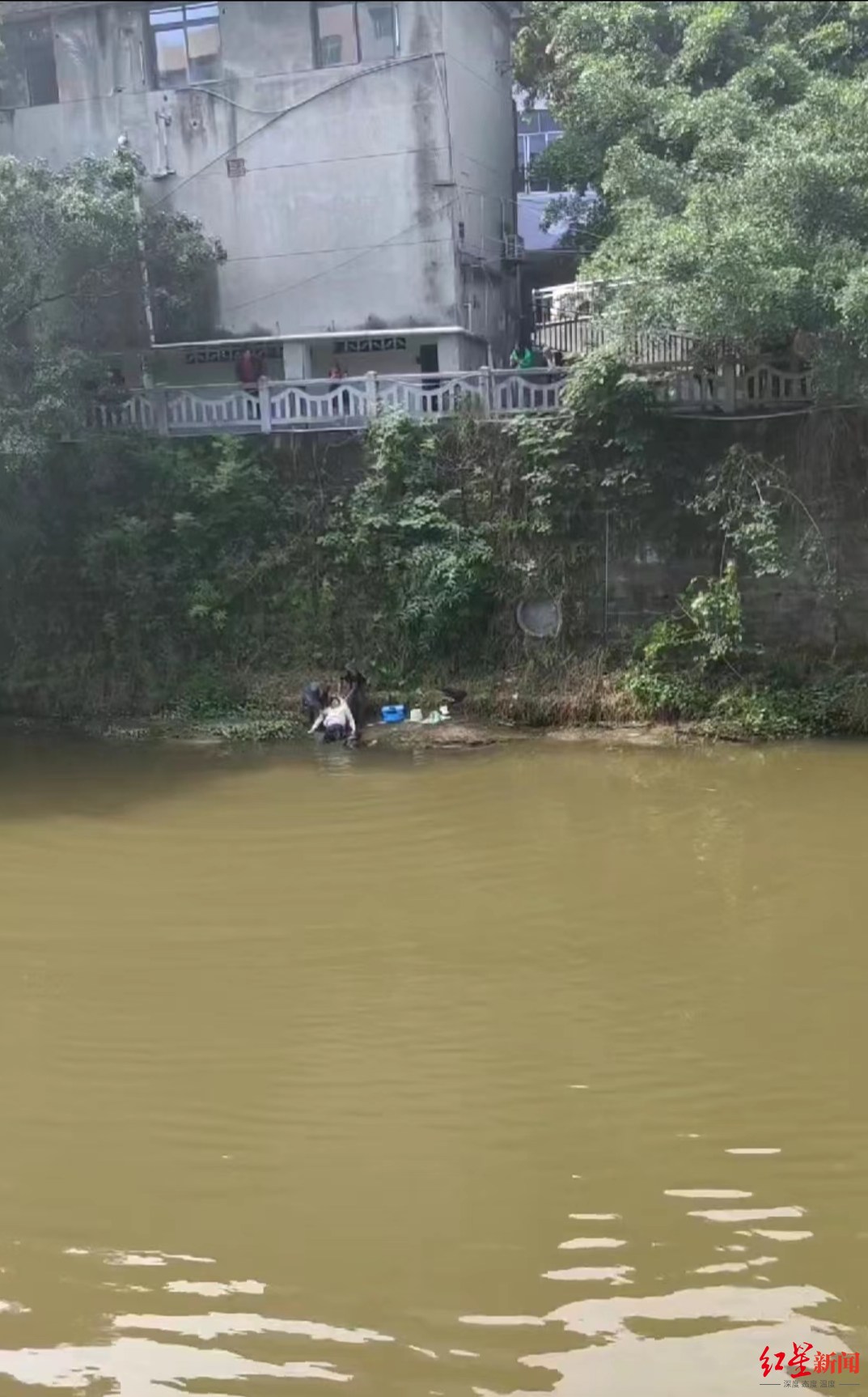 男子救下13岁落水男孩后打车回工厂 出租车司机得知坚决不收他车费休闲区蓝鸢梦想 - Www.slyday.coM