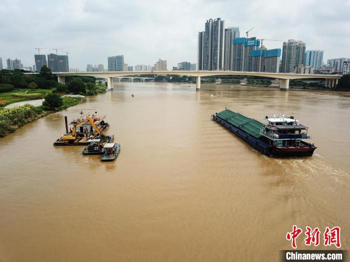 广西邕江疏浚工人江中开挖掘机保水上高速畅通