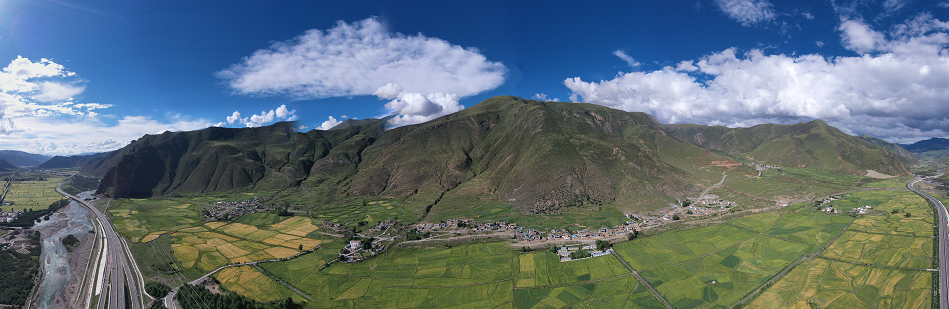 墨竹工卡县扎西岗乡巴洛村全景.
