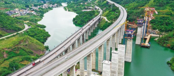 目前,由中铁三局承建的盘兴铁路纳怀河特大桥施工进展顺利,工程有序