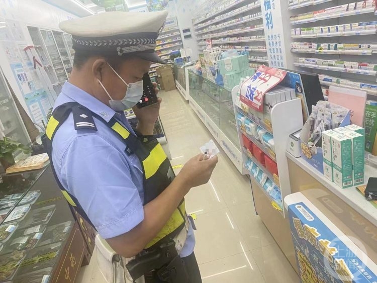 店员捡到装有万元现金的钱包 等了一天都没见失主来休闲区蓝鸢梦想 - Www.slyday.coM