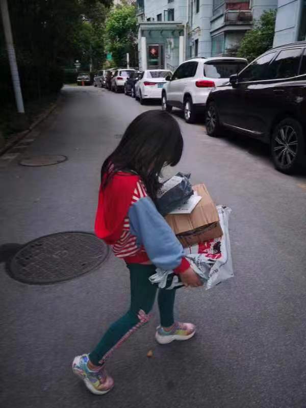 上海好邻居｜突发心脏病、不慎摔倒、配药难……这个小区居民有一群热心“亲人”护佑生活安全安心休闲区蓝鸢梦想 - Www.slyday.coM