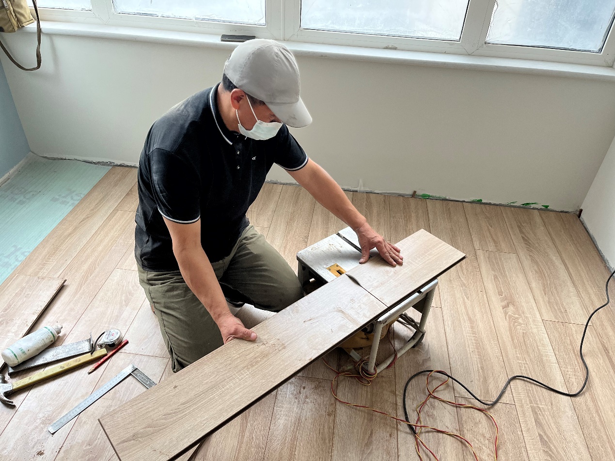 了不起的地板安装师丨德尔地板秦建明铺一辈子地板学一辈子手艺