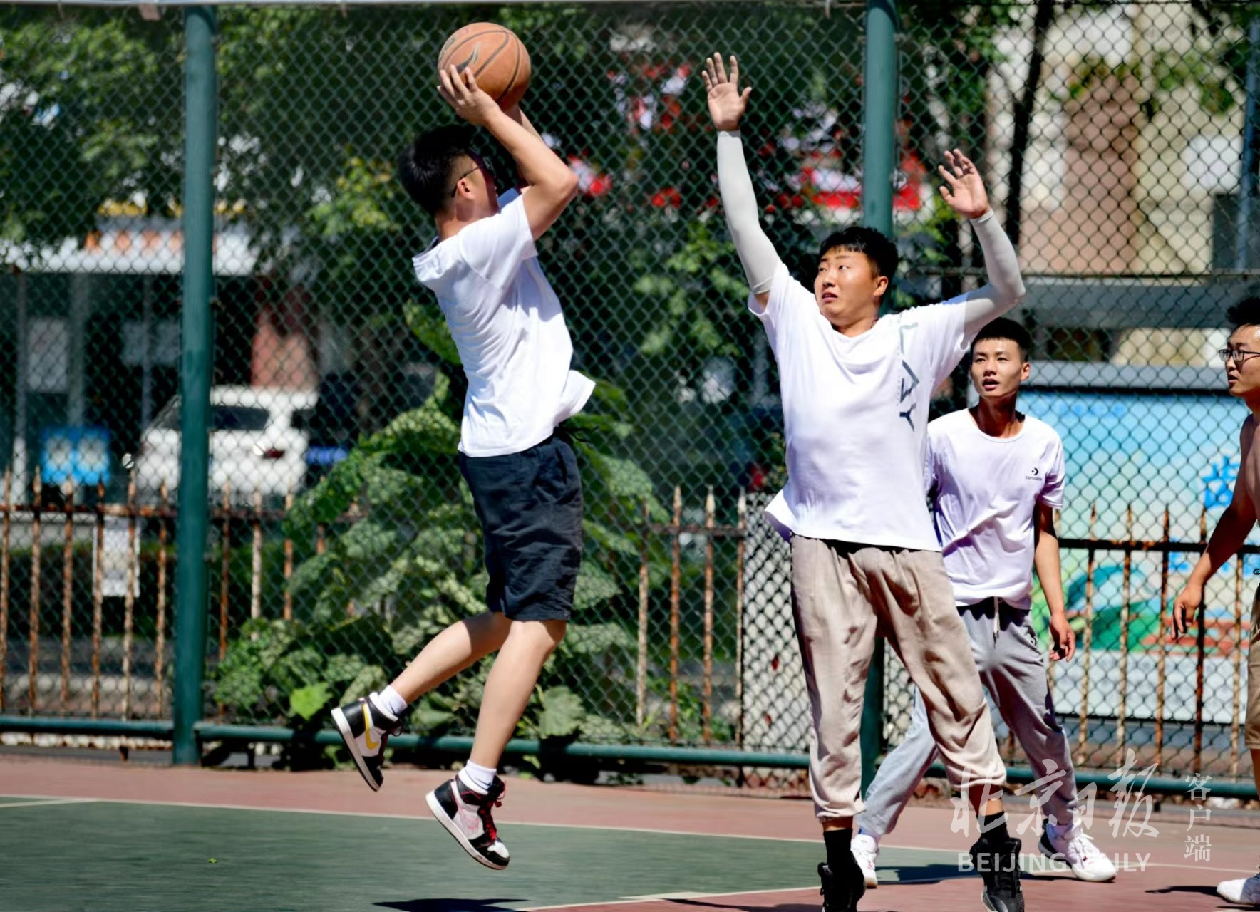 北京经济技术开发区体育中心重新向市民开放,夏日的运动场上再次出现