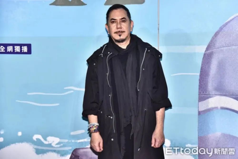 黄秋生近来因为工作到台湾,不过28日突然在网上发出一张血淋淋的照片