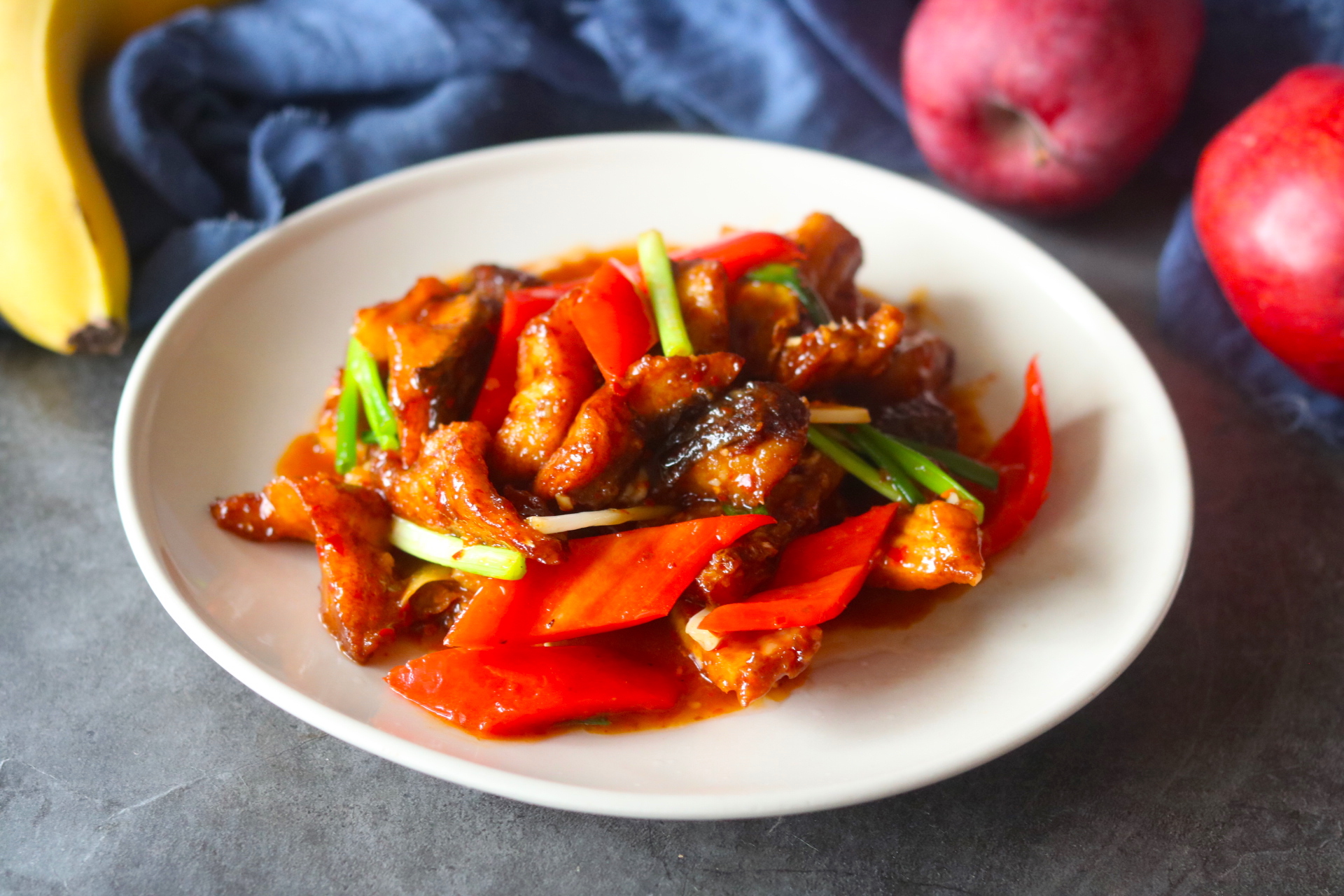 具体做法:1,草鱼洗净,去掉鱼头鱼尾,用鱼腹部的一整块肉进行腌制;2