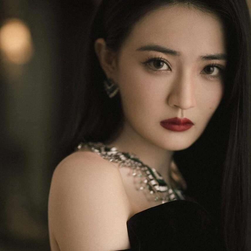 偶像实力,演技非议——徐璐,古力娜扎,迪丽热巴,刘亦菲再看她这低头的