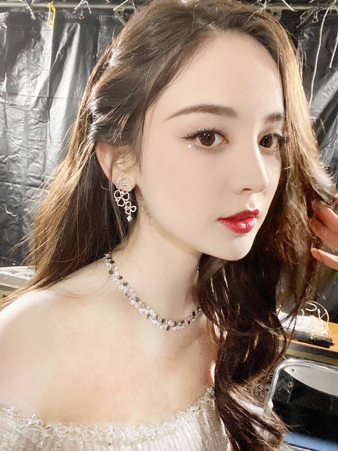 冷知识:古力娜扎是单眼皮……是眼眶深形成的褶皱