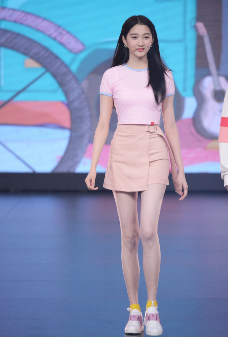 娜扎的胸，热巴的臀，关晓彤的腿，90后小花的好身材藏不住了！