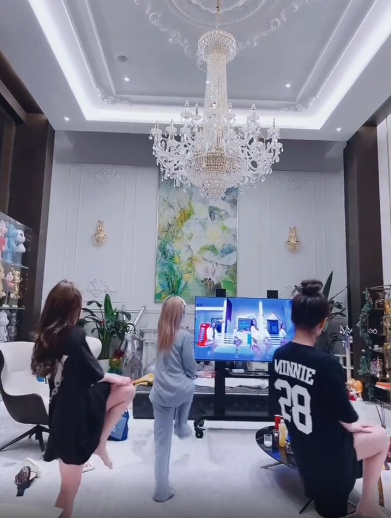 身价百亿周扬青大跳热舞曝奢华豪宅挑高天花板加华丽水晶灯