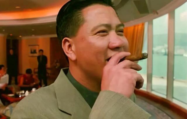 尤其是当年《古惑仔》系列电影热映时,万梓良饰演的洪兴龙头蒋天养