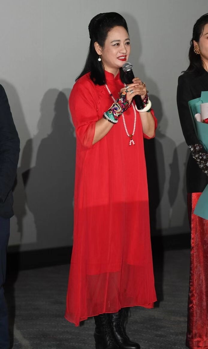 伍宇娟才56岁已是老人样穿旗袍打扮华丽发量却多得太不真实