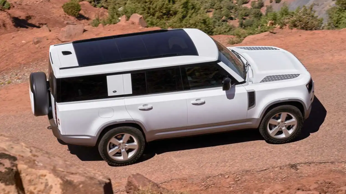 路虎卫士130车型正式亮相3排8座布局可满足多人出行