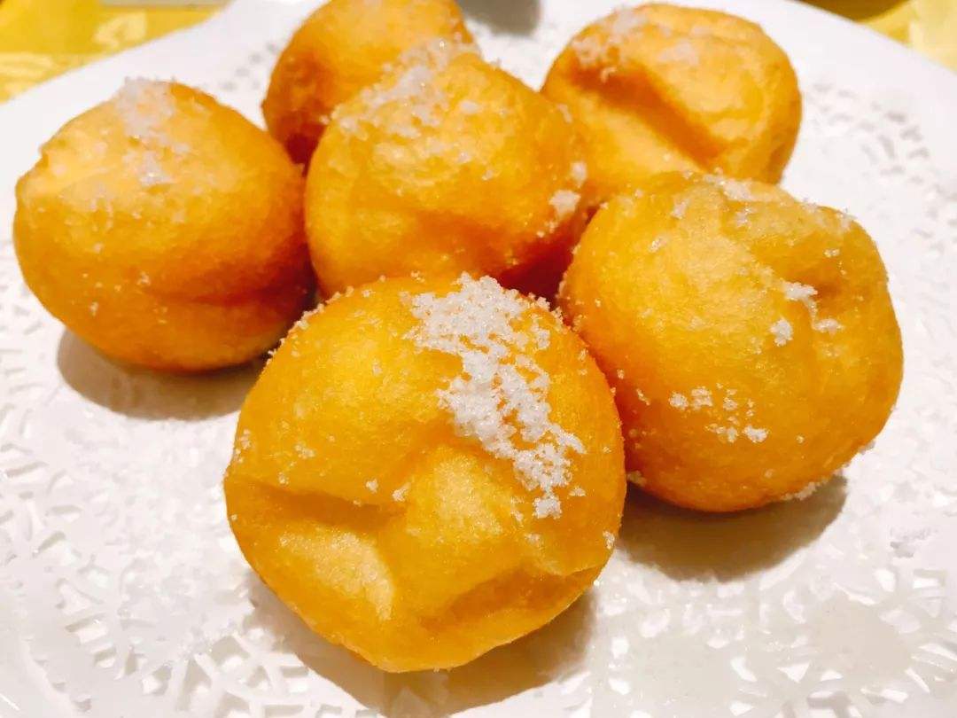 网油卷上桌时挺立饱满,外表透出一抹浅浅的金黄色