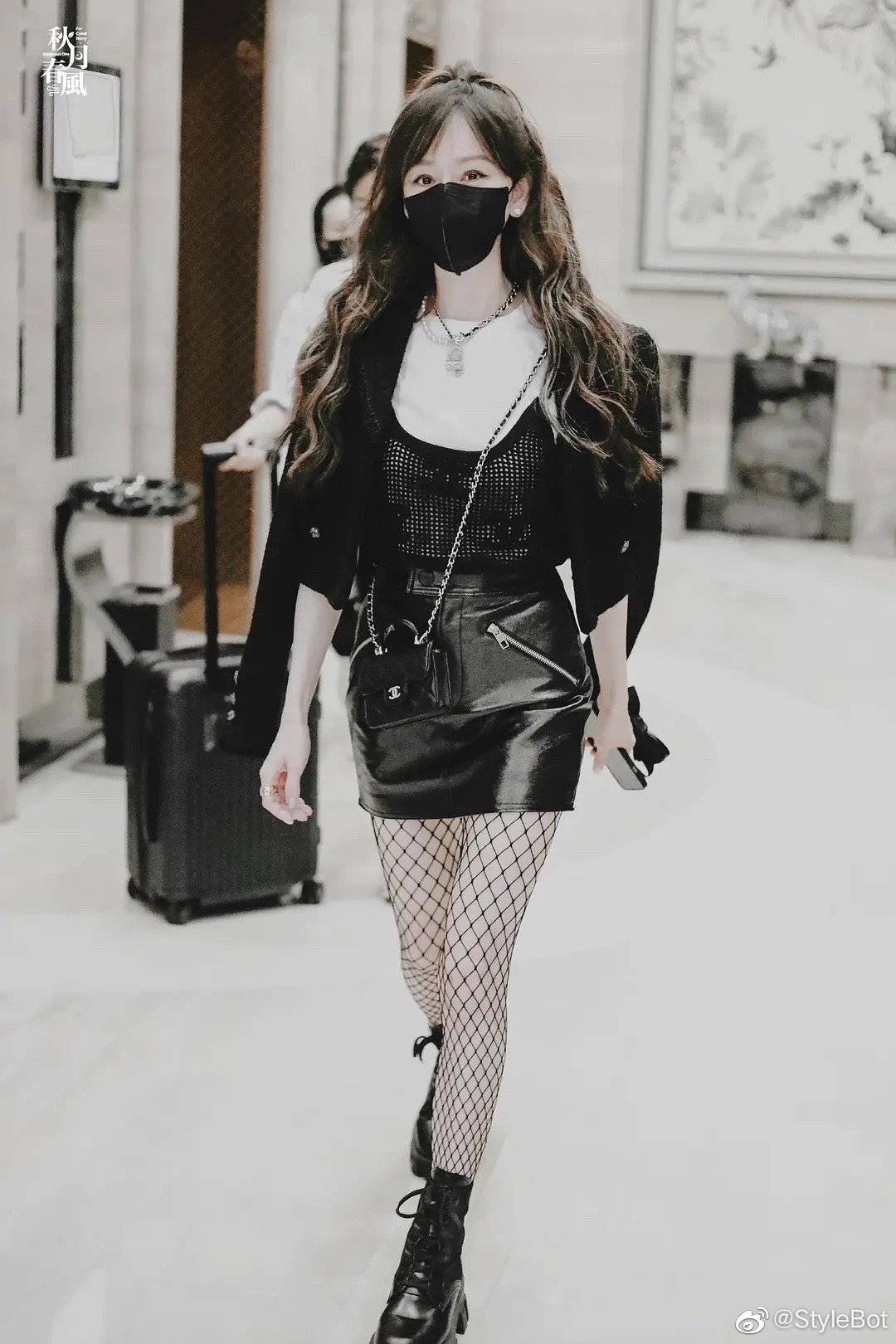 王心凌渔网袜配羊毛卷黑色穿搭好辣