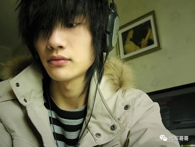 他曾是红极一时的歌手，初恋因病去世，如今36岁传出新恋情休闲区蓝鸢梦想 - Www.slyday.coM