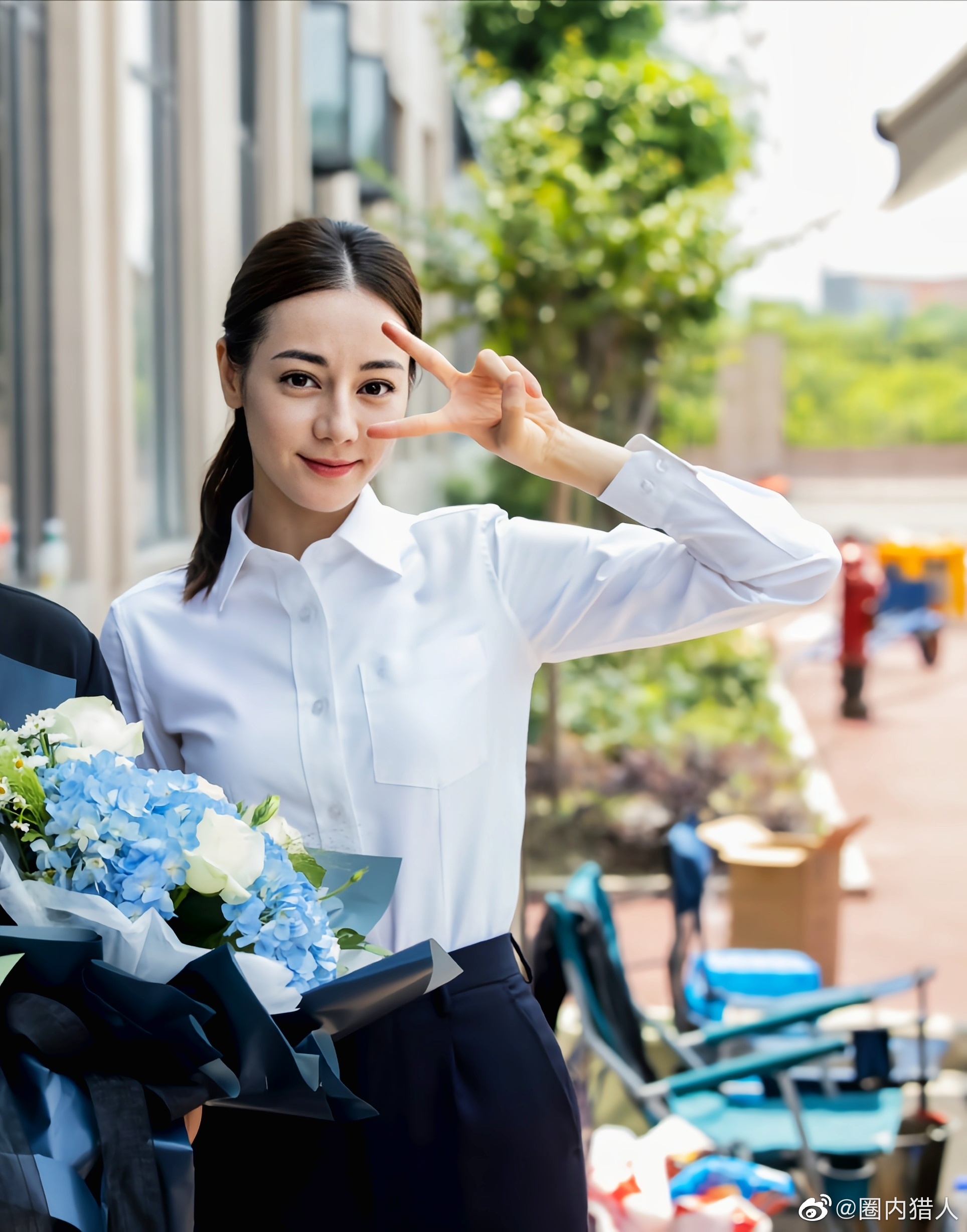 迪丽热巴正剧比耶造型白衬衫甜美可爱期待播出