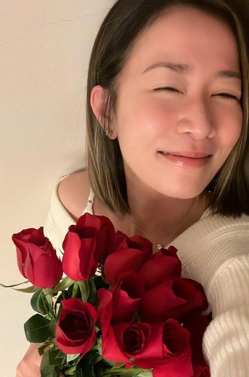 佘诗曼47岁生日，用五个半小时发了上百条动态，回应粉丝的信件休闲区蓝鸢梦想 - Www.slyday.coM