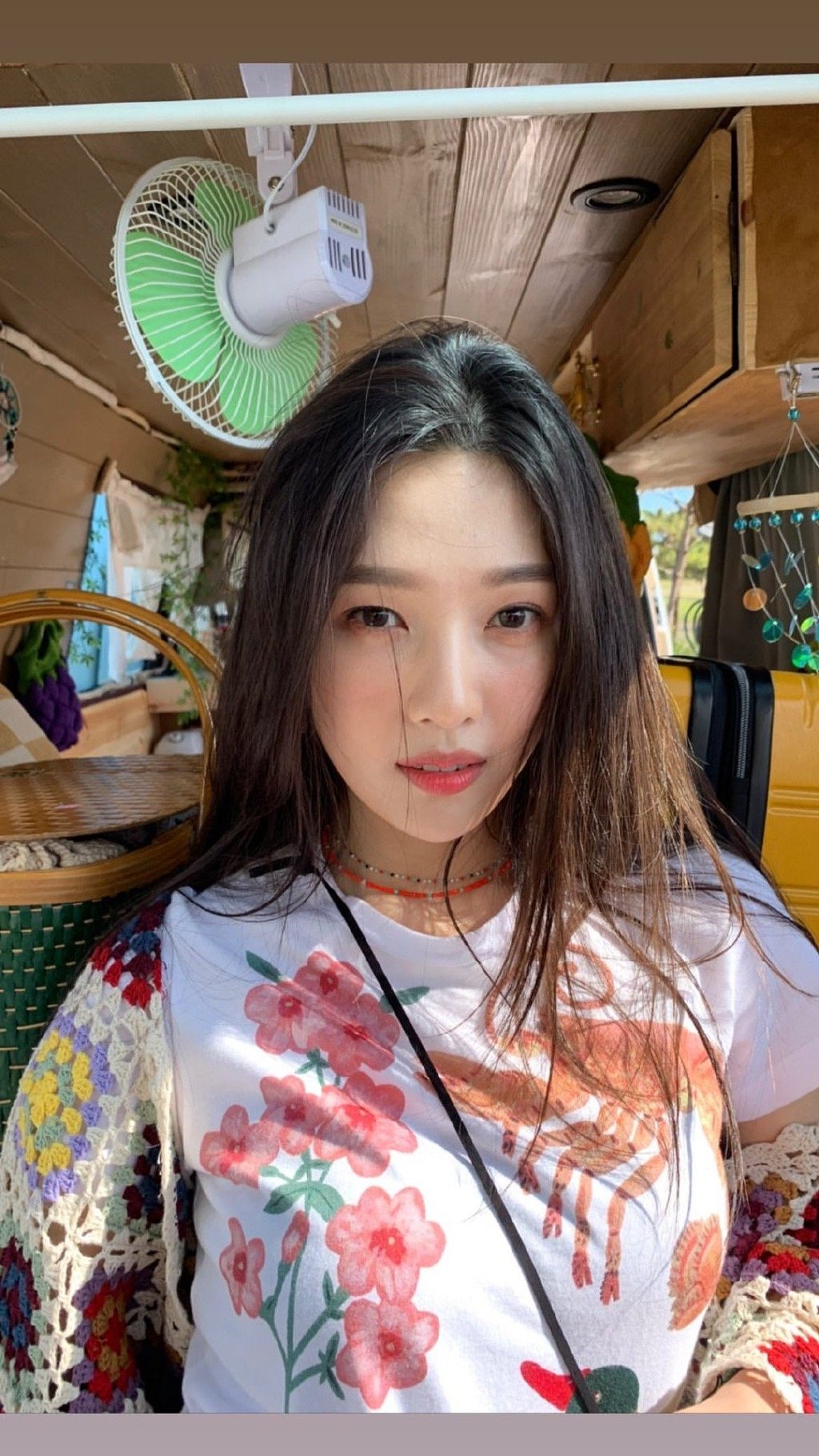 朴秀荣joy晒美照庆solo一周年夏日果汁美貌阳光下的大长腿