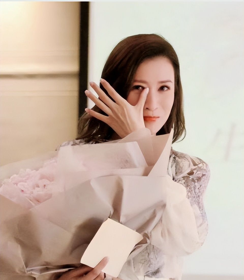 佘诗曼47岁生日，用五个半小时发了上百条动态，回应粉丝的信件休闲区蓝鸢梦想 - Www.slyday.coM