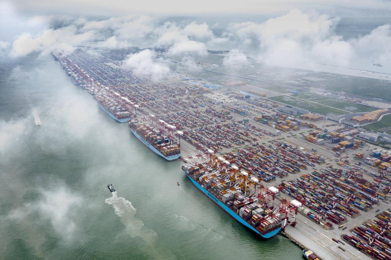 领先美国20年中国港口实现了无人化作业130台机器人忙活