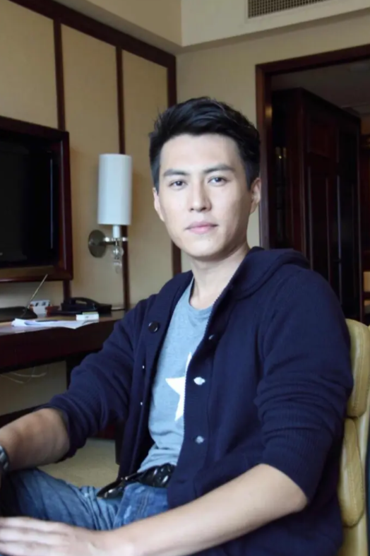 靳东在老家做核酸被拍,疑因未排队遭网友吐槽,俩亲戚跟随左右休闲区蓝鸢梦想 - Www.slyday.coM 靳东在老家做核酸被拍,疑因未排队遭网友吐槽,俩亲戚跟随左右休闲区蓝鸢梦想 - Www.slyday.coM