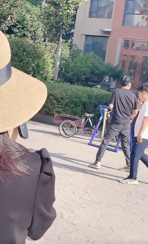 靳东在老家做核酸被拍,疑因未排队遭网友吐槽,俩亲戚跟随左右休闲区蓝鸢梦想 - Www.slyday.coM 靳东在老家做核酸被拍,疑因未排队遭网友吐槽,俩亲戚跟随左右休闲区蓝鸢梦想 - Www.slyday.coM