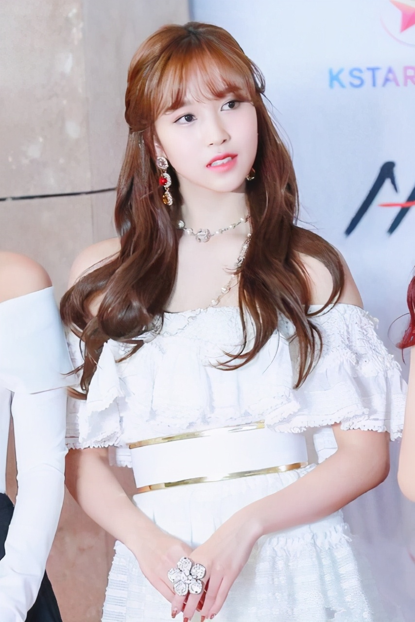 日本人气组合成员名井南少女身材萝莉脸有点像李子柒