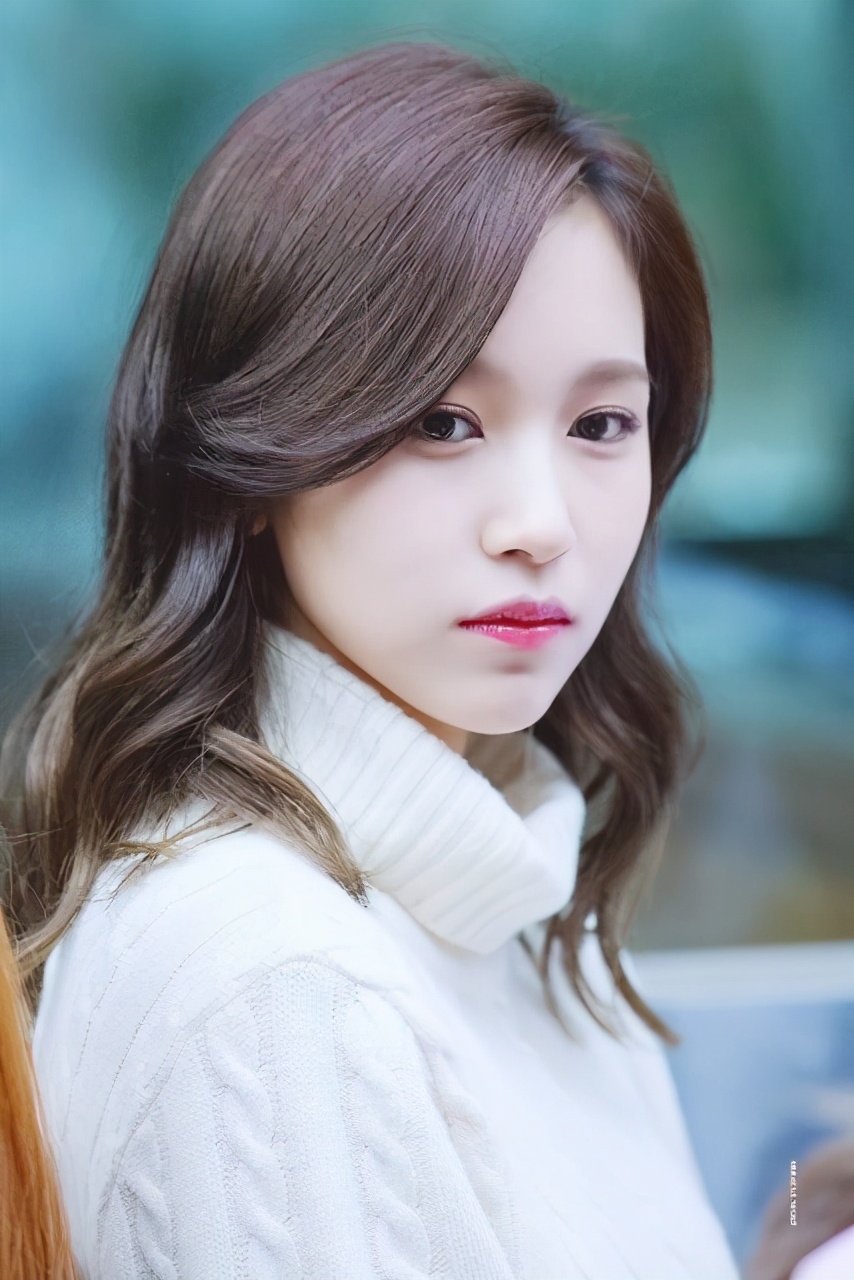 日本人气组合成员名井南少女身材萝莉脸有点像李子柒