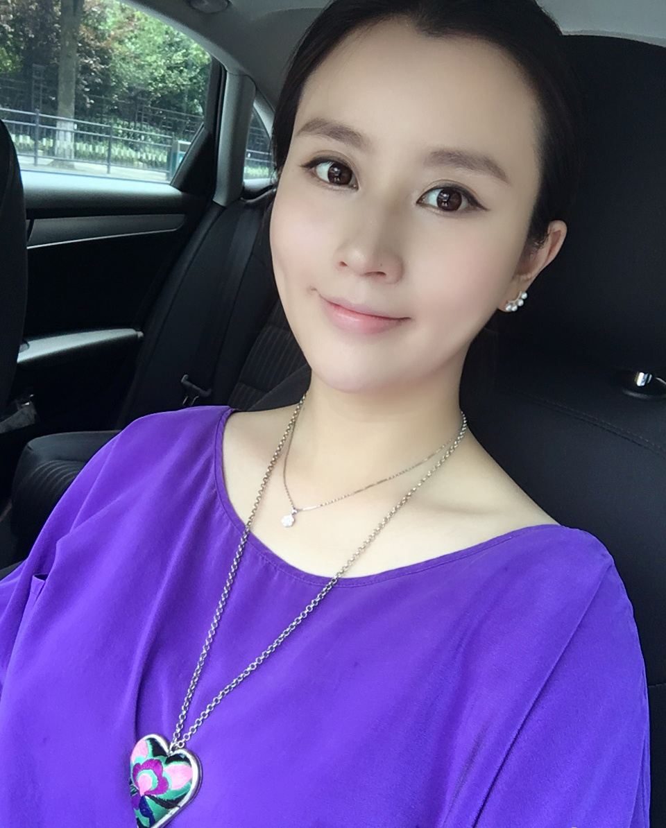 34岁漂亮女主持人离婚分1亿财产被称为中国邓文迪伏玟晓否认