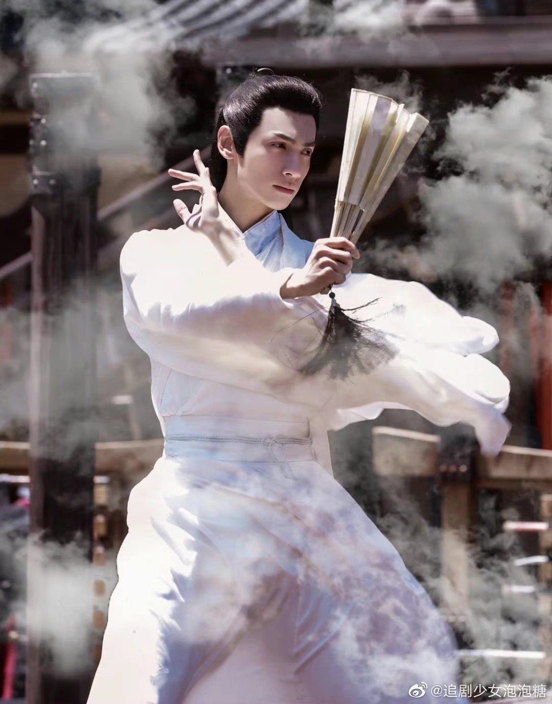 罗云熙长月烬明执扇武侠风饭拍